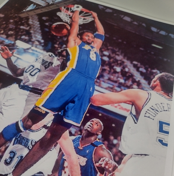 KOBE BRYANT LAKERS VS KINGS BACKWARDS DUNK💥8.5x11 ULTRA PREMIUM GLOSSY POSTER! - Picture 7 of 9